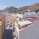 펜션 Terrazza Finemente Ristrutturata Di Fronte Al Mare *