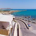 펜션 Terrazza Finemente Ristrutturata Di Fronte Al Mare 시큘리아나