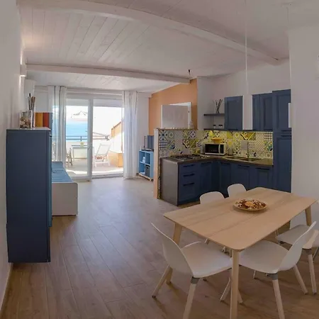 펜션 Terrazza Finemente Ristrutturata Di Fronte Al Mare *